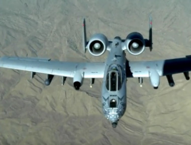 Η απόλυτη μονομαχία: A-10 και F-15 ανοίγουν πυρ σε τζιπ humvees! (βίντεο)